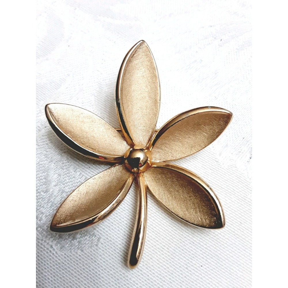 Vintage Crown Trifari Brooch Pin Flower Gold tone